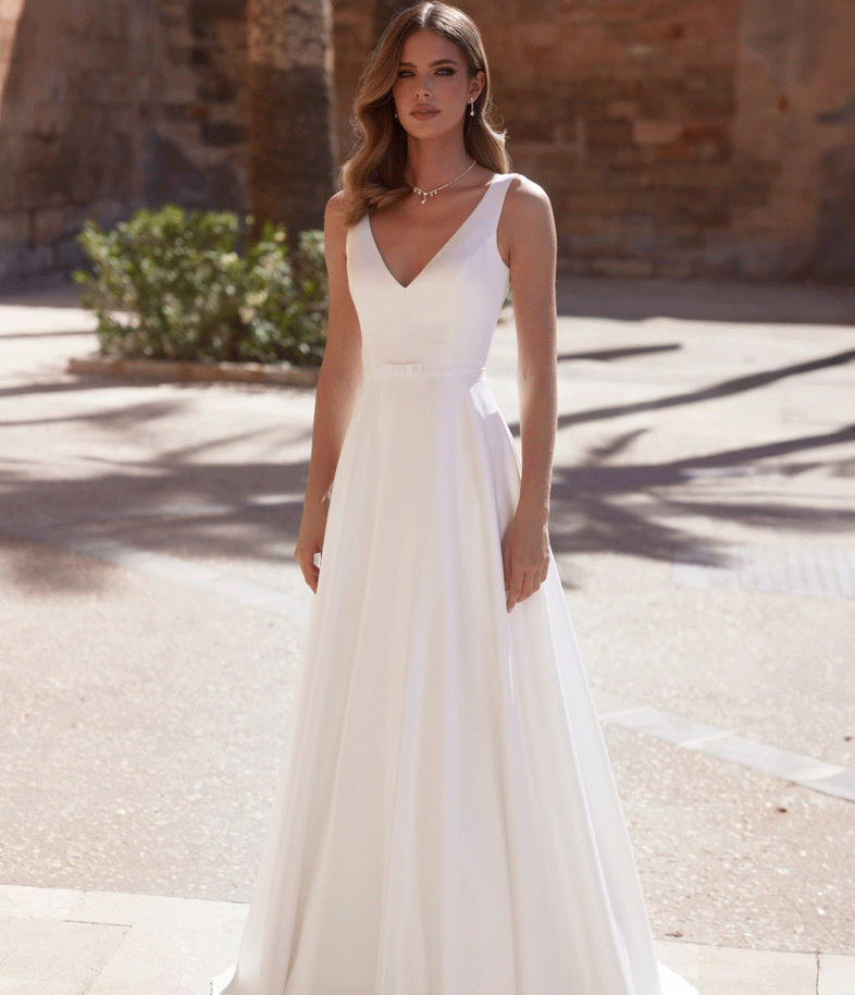 Schlichtes Brautkleid Berlin – minimalistisches Hochzeitskleid mit A-Linie von LAFANTA